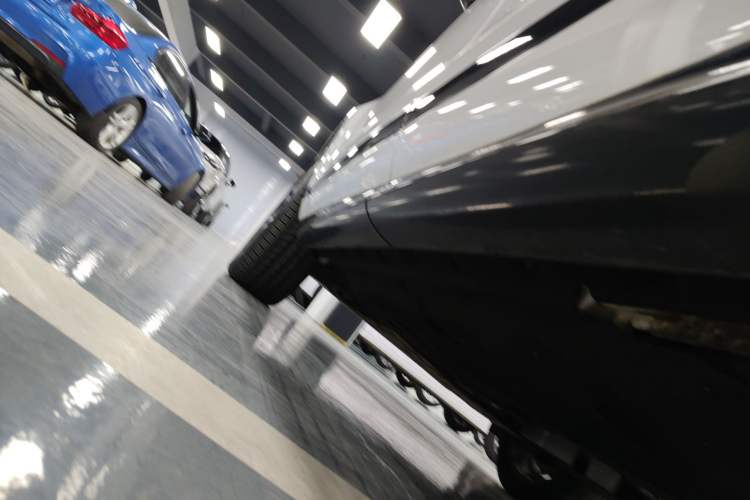 Used Land Rover Range Evoque 2024 Aurora L 249 PS Prestige Light-Chasing Edition Left Side Sill