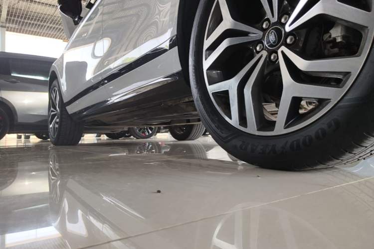 Used Land Rover Range Evoque 2024 Aurora L 249 PS Prestige Light-Chasing Edition Left Side Sill