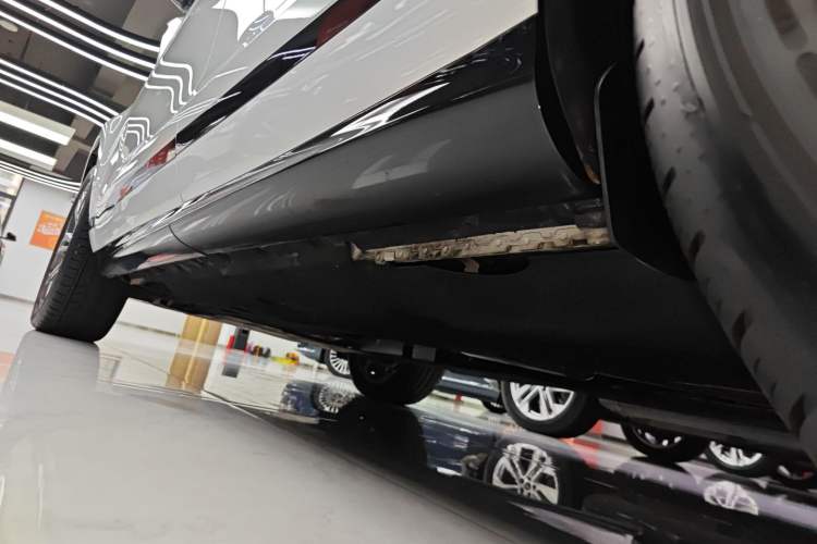 Used Land Rover Range Evoque 2024 Aurora L 249 PS Prestige Light-Chasing Edition Left Side Sill