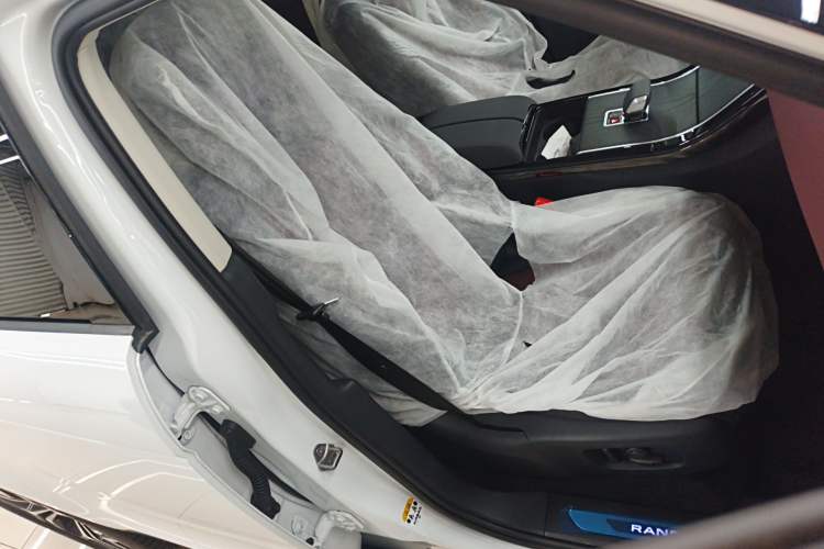 Used Land Rover Range Evoque 2024 Aurora L 249 PS Prestige Light-Chasing Edition Right Front Seat