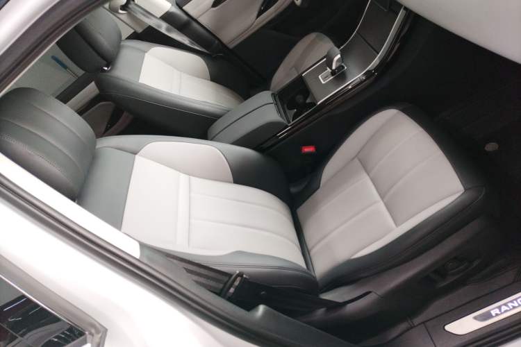 Used Land Rover Range Evoque 2024 Aurora L 249 PS Prestige Light-Chasing Edition Right Front Seat