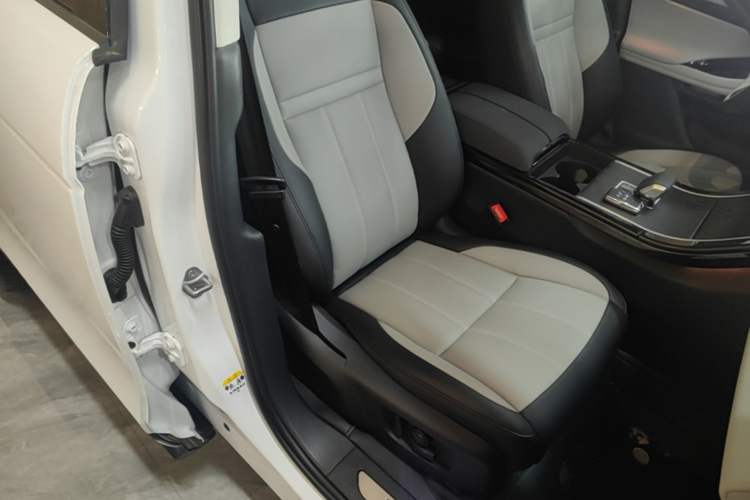 Used Land Rover Range Evoque 2024 Aurora L 249 PS Prestige Light-Chasing Edition Right Front Seat
