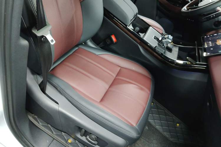 Used Land Rover Range Evoque 2024 Aurora L 249 PS Prestige Light-Chasing Edition Right Front Seat