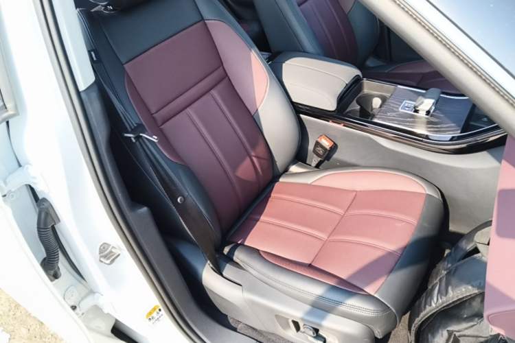 Used Land Rover Range Evoque 2024 Aurora L 249 PS Prestige Light-Chasing Edition Right Front Seat