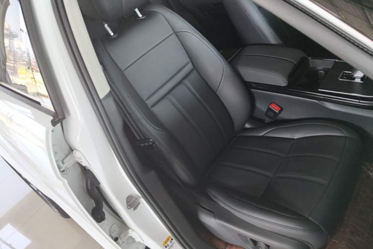 Used Land Rover Range Evoque 2024 Aurora L 249 PS Prestige Light-Chasing Edition Right Front Seat