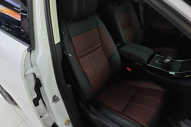 Used Land Rover Range Evoque 2024 Aurora L 249 PS Prestige Light-Chasing Edition Right Front Seat