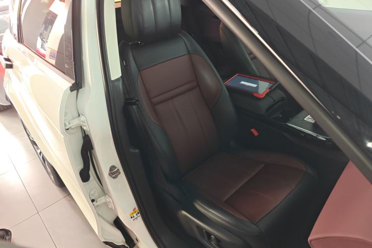 Used Land Rover Range Evoque 2024 Aurora L 249 PS Prestige Light-Chasing Edition Right Front Seat