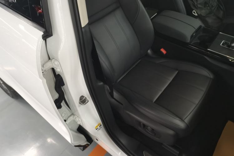 Used Land Rover Range Evoque 2024 Aurora L 249 PS Prestige Light-Chasing Edition Right Front Seat