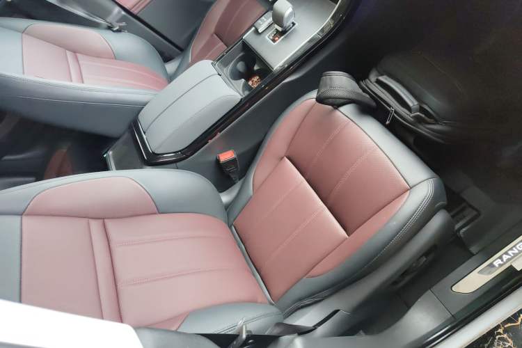 Used Land Rover Range Evoque 2024 Aurora L 249 PS Prestige Light-Chasing Edition Right Front Seat