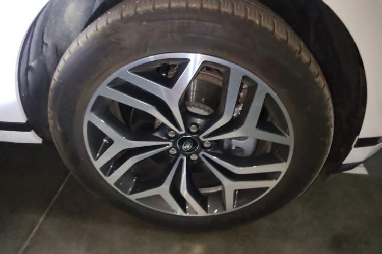 Used Land Rover Range Evoque 2024 Aurora L 249 PS Prestige Light-Chasing Edition Right Front Wheel Hub
