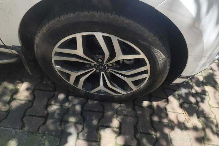 Used Land Rover Range Evoque 2024 Aurora L 249 PS Prestige Light-Chasing Edition Right Front Wheel Hub
