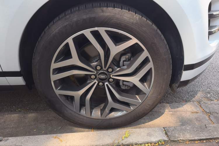 Used Land Rover Range Evoque 2024 Aurora L 249 PS Prestige Light-Chasing Edition Right Front Wheel Hub