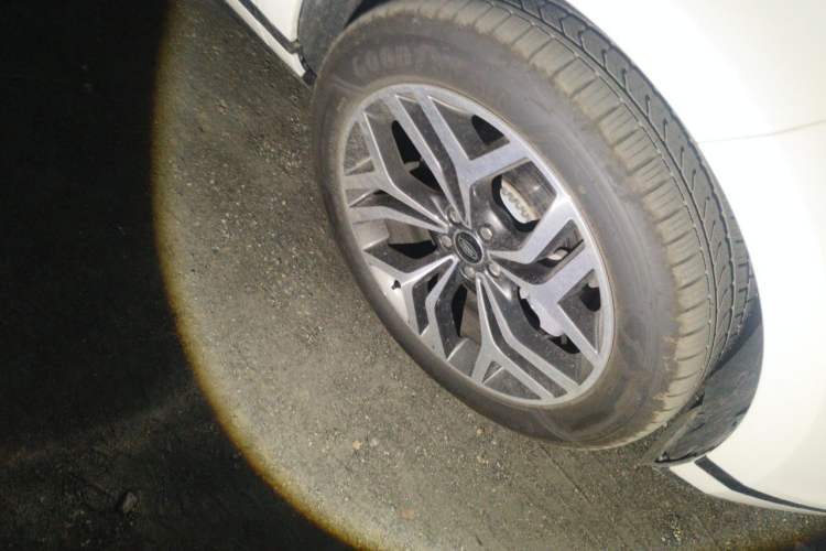 Used Land Rover Range Evoque 2024 Aurora L 249 PS Prestige Light-Chasing Edition Right Front Wheel Hub
