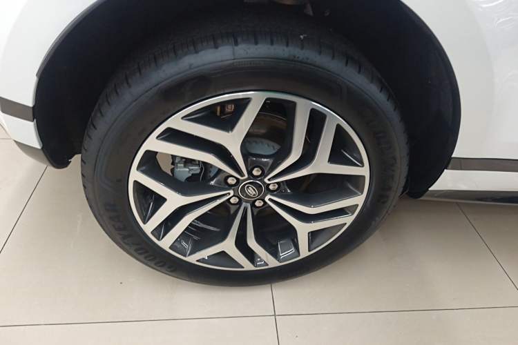 Used Land Rover Range Evoque 2024 Aurora L 249 PS Prestige Light-Chasing Edition Right Rear Wheel Hub
