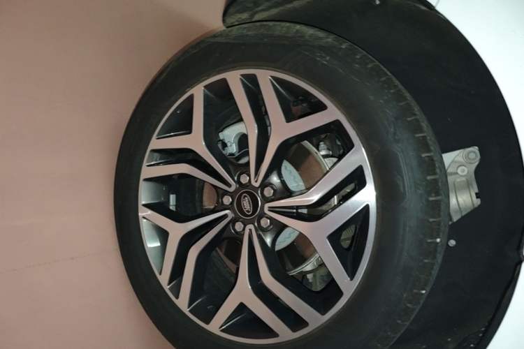 Used Land Rover Range Evoque 2024 Aurora L 249 PS Prestige Light-Chasing Edition Right Rear Wheel Hub