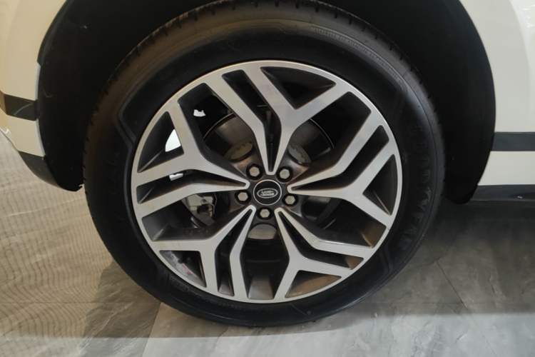 Used Land Rover Range Evoque 2024 Aurora L 249 PS Prestige Light-Chasing Edition Right Rear Wheel Hub