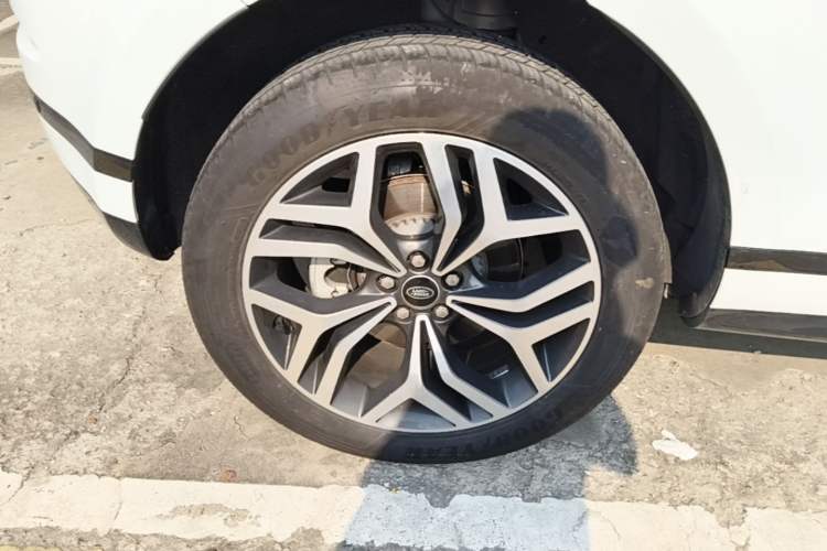 Used Land Rover Range Evoque 2024 Aurora L 249 PS Prestige Light-Chasing Edition Right Rear Wheel Hub