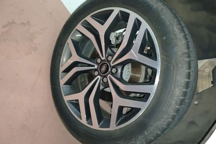 Used Land Rover Range Evoque 2024 Aurora L 249 PS Prestige Light-Chasing Edition Right Rear Wheel Hub