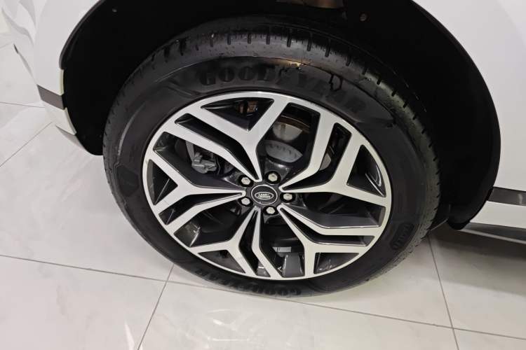 Used Land Rover Range Evoque 2024 Aurora L 249 PS Prestige Light-Chasing Edition Right Rear Wheel Hub
