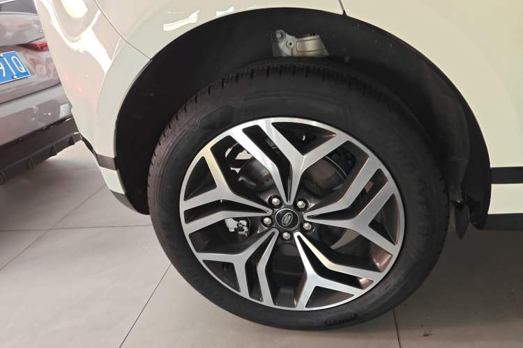Used Land Rover Range Evoque 2024 Aurora L 249 PS Prestige Light-Chasing Edition Right Rear Wheel Hub