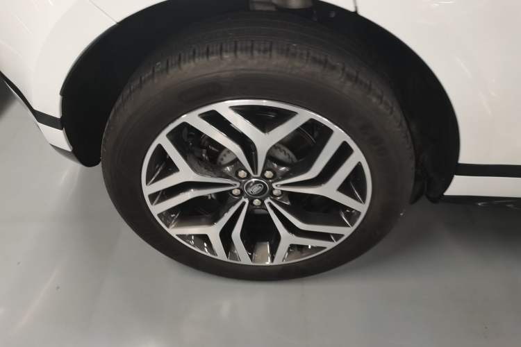 Used Land Rover Range Evoque 2024 Aurora L 249 PS Prestige Light-Chasing Edition Right Rear Wheel Hub