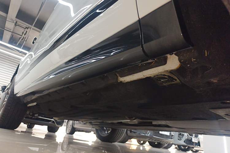 Used Land Rover Range Evoque 2024 Aurora L 249 PS Prestige Light-Chasing Edition Right Side Sill