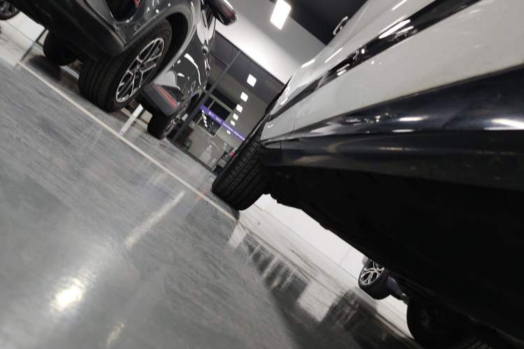 Used Land Rover Range Evoque 2024 Aurora L 249 PS Prestige Light-Chasing Edition Right Side Sill