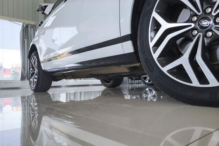 Used Land Rover Range Evoque 2024 Aurora L 249 PS Prestige Light-Chasing Edition Right Side Sill