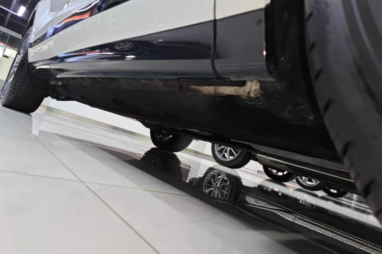 Used Land Rover Range Evoque 2024 Aurora L 249 PS Prestige Light-Chasing Edition Right Side Sill