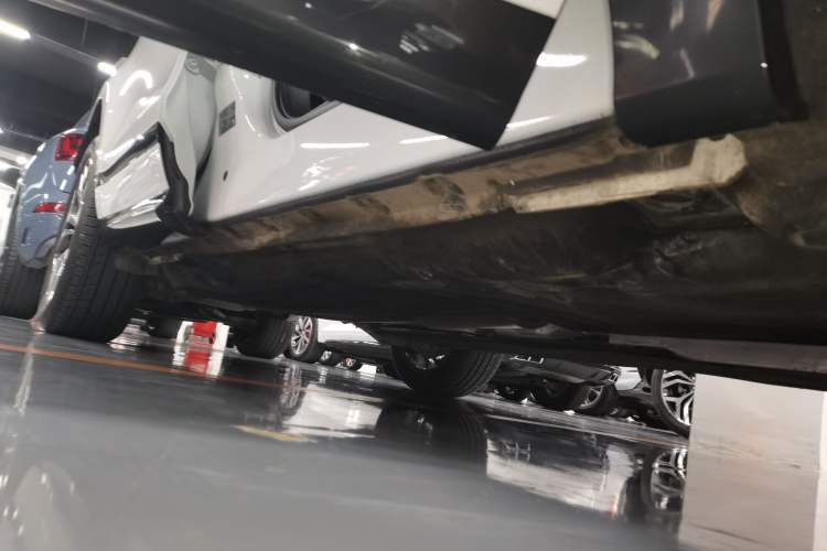 Used Land Rover Range Evoque 2024 Aurora L 249 PS Prestige Light-Chasing Edition Right Side Sill