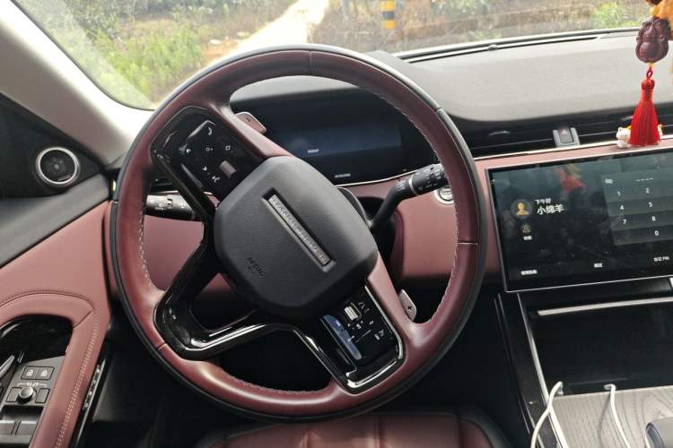 Used Land Rover Range Evoque 2024 Aurora L 249 PS Glowing Limited Edition Steering Wheel