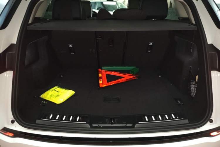 Used Land Rover Range Evoque 2024 Aurora L 249 PS Prestige Light-Chasing Edition Trunk