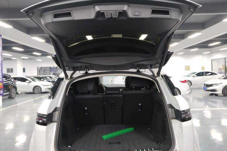 Used Land Rover Range Evoque 2024 Aurora L 249 PS Prestige Light-Chasing Edition Trunk
