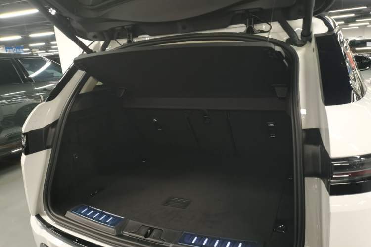 Used Land Rover Range Evoque 2024 Aurora L 249 PS Prestige Light-Chasing Edition Trunk
