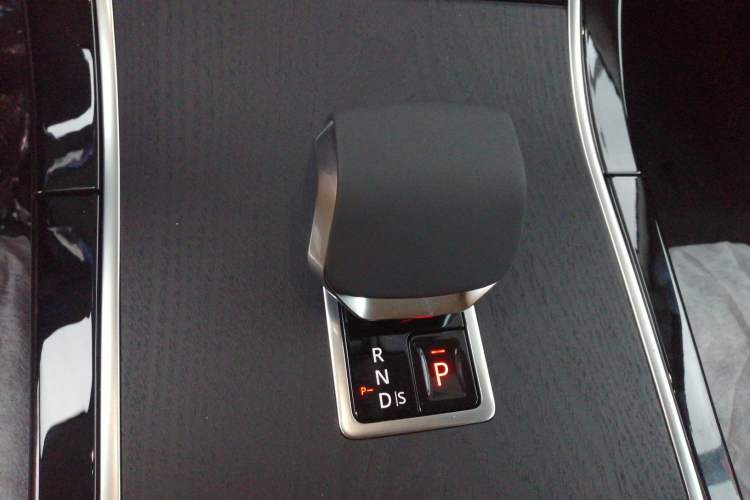 Used Land Rover Range Evoque 2026 Model Range Rover Velar L SE Gear Lever