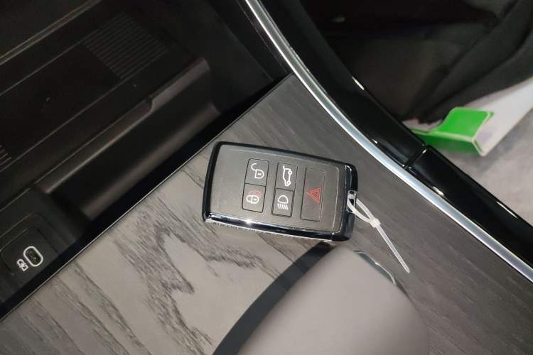 Used Land Rover Range Evoque 2026 Model Range Rover Velar L SE Interior 1