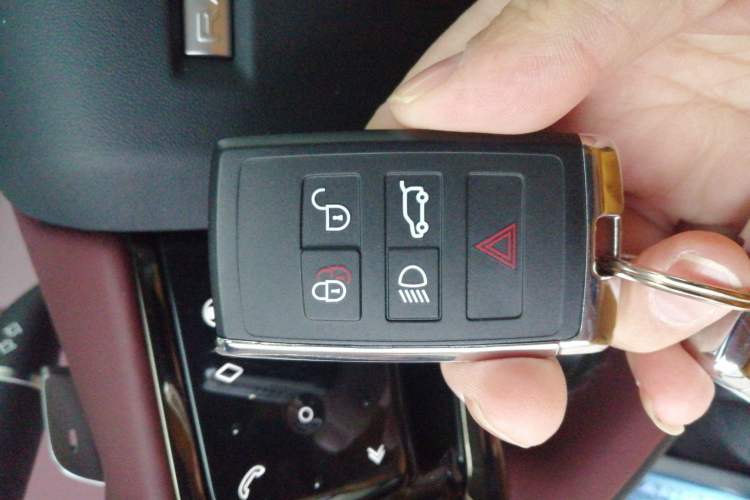 Used Land Rover Range Evoque 2026 Model Range Rover Velar L SE Interior 1