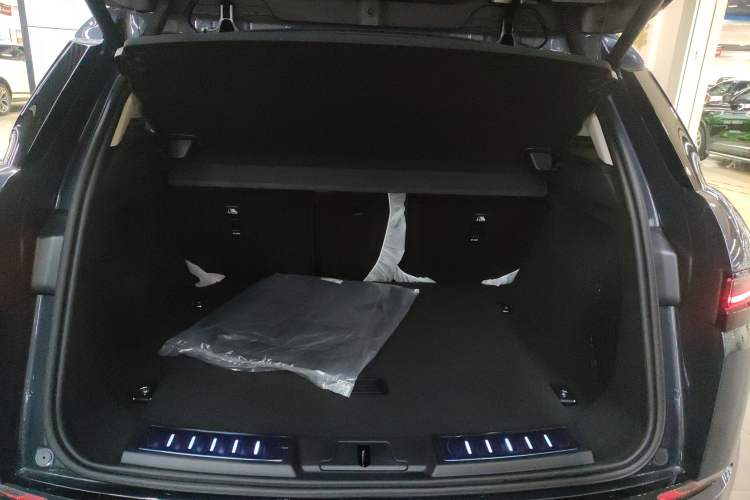 Used Land Rover Range Evoque 2026 Model Range Rover Velar L SE Trunk