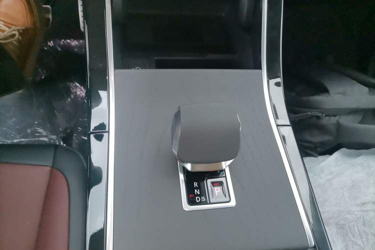 Used Land Rover Range Evoque 2026 Model Range Rover Velar L SE Gear Lever
