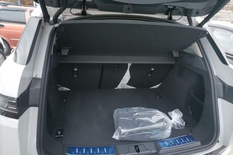 Used Land Rover Range Evoque 2026 Model Range Rover Velar L SE Trunk