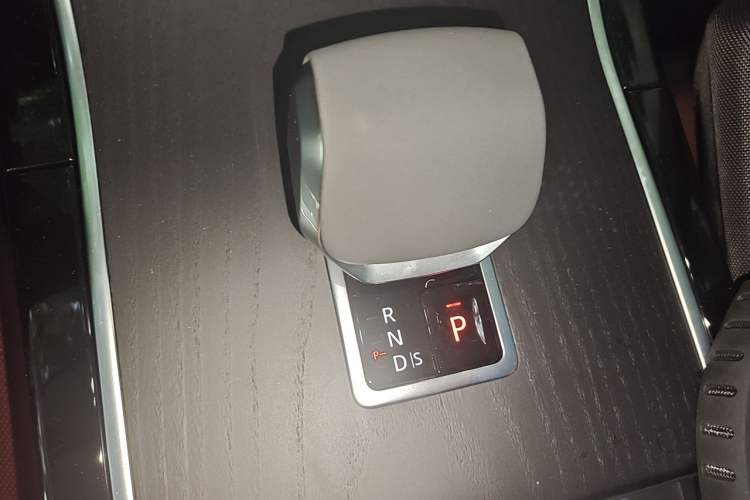 Used Land Rover Range Evoque 2026 Model Range Rover Velar L SE Gear Lever