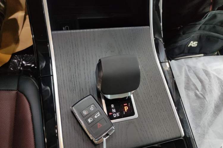 Used Land Rover Range Evoque 2026 Model Range Rover Velar L SE Gear Lever