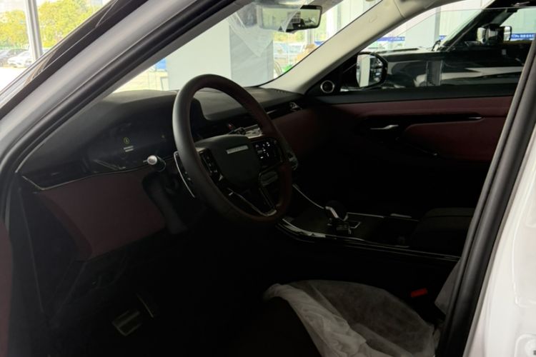 Used Land Rover Range Evoque 2026 Model Range Rover Velar L SE Interior 5