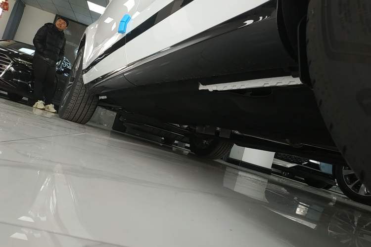 Used Land Rover Range Evoque 2026 Model Range Rover Velar L SE Left Side Sill