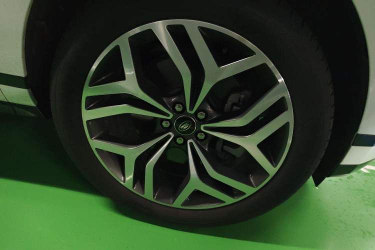 Used Land Rover Range Evoque 2026 Model Range Rover Velar L SE Right Front Wheel Hub