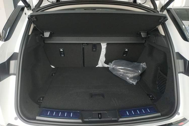 Used Land Rover Range Evoque 2026 Model Range Rover Velar L SE Trunk