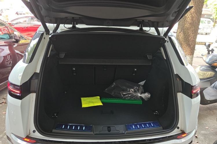 Used Land Rover Range Evoque 2026 Model Range Rover Velar L SE Trunk