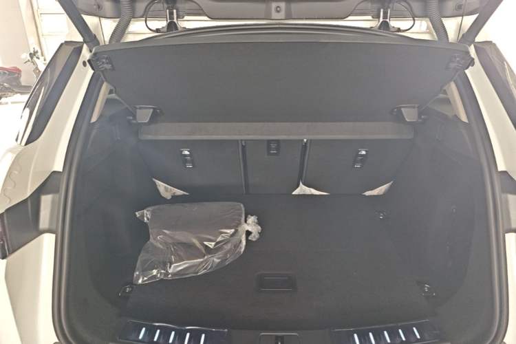 Used Land Rover Range Evoque 2026 Model Range Rover Velar L SE Trunk