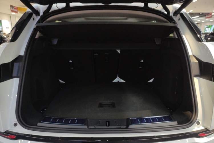 Used Land Rover Range Evoque 2026 Model Range Rover Velar L SE Trunk