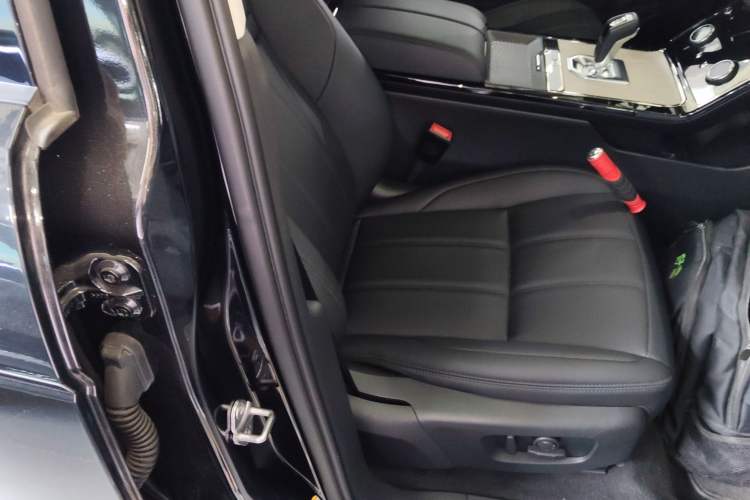 Used Land Rover Range Evoque New Energy 2022 Aurora L P300e Plug-in Hybrid Electric Version Right Front Seat